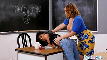 Lehrerin übernimmt: Lesbisches BDSM mit Titten