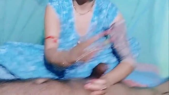 Подруга деси мачехи массирует член и трахает сзади