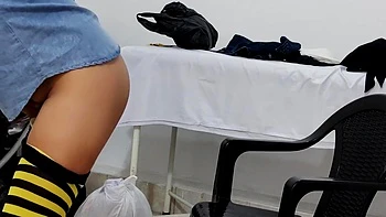 Красотка милф танцует и демонстрирует сочную киску