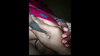 Geile indische Bhabi drückt Milch aus ihren Titten POV