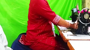 Швея трахается с клиентом во время примерки