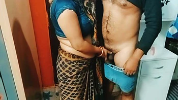 Hermosa Bhabhi india haciendo una mamada casera