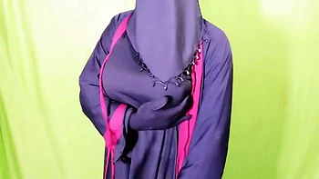 Garota muçulmana hijabi quer sexo duro com o amigo e sua boneca