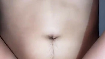 Филиппинская студентка 18+ стонет на мокрой волосатой киске