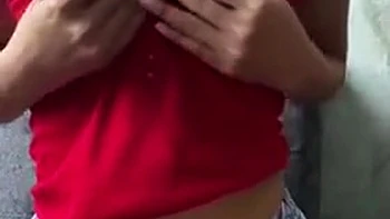 Estudante 18+ tira a roupa para o professor e é pega na hora