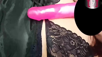 Moreninha indiana rebola a bunda grande sozinha com brinquedos