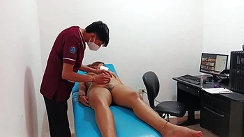 Jovem morena recebe massagem fodida com final gozando
