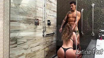 Пацан с большой жопой трахает горячую подругу в ванной