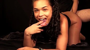 Ados amateurs chauds jouent avec des sextoys et baisent