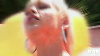 Blondes Teen-Tattoo-Doll spielt draußen