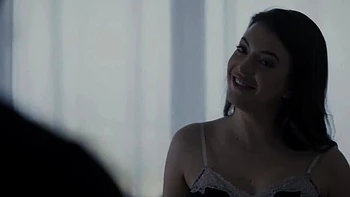 Morena peituda chupando os mamilos e brincando com óleo na buceta