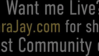 Sara und Sofia ficken sich mit Fingern an dicken Titten und Arsch