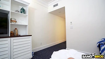 El sexy segundo día de vacaciones de Kira