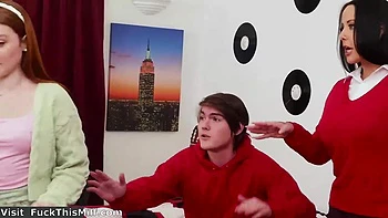 Mama zwingt mich, meine Freundin zu teilen - Lexi & Katerina ficken