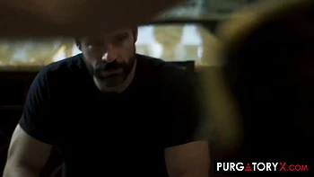 Блондинку жестко трахали дома под взглядом мужа