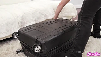 Jay dehnt Claras kleine Pussy beim wilden Ficken