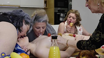 Jantar com madrastas peludas e maduras, eu sou o prato principal