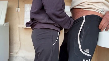 Сосед кончает в мой рот, я не могу проглотить