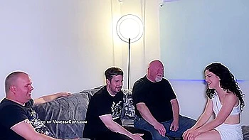 Милфа получает двойное проникновение и кончает от парней