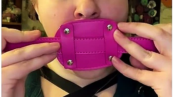 Brune BBW s’entraîne avec 4 énormes godemichés