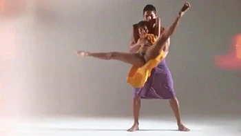 Сексуальная блондинка-любительница делает минет руками