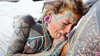 Rubia con tatuajes, anal, dedos y culo a boca
