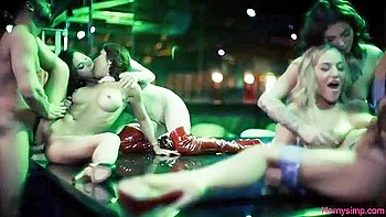 Пышногрудая блондинка MILF трясет задом в группухе