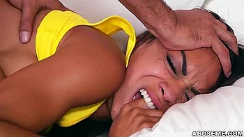 Jeune noire à petits seins baisée violemment