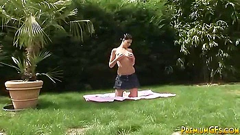 Chica morena adolescente se masturba con dildo afuera