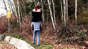 Леди Леннокс ебет худую с большими ягодицами на улице