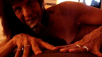 Она моя: минет и наездница с огромным чёрным членом