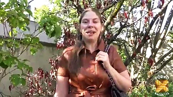 Alicia explode com boquete anal no ar - puta belga