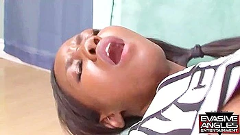 Эбони мачеха трахается с большой черной членастой падчерицей