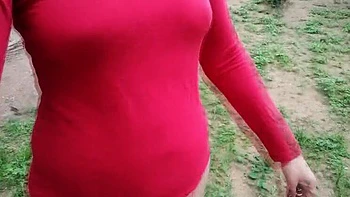 Бразильянка без трусиков трахается на улице