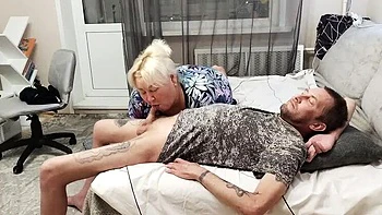 MILF madrasta faz boquete profundo e engole a porra