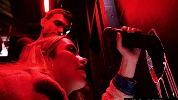 Mano y polla interracial en gloryhole hardcore