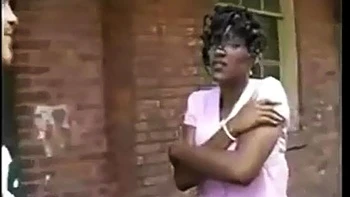 Negra tetona chupando y follando a cuatro patas