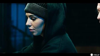 Brune figée par arrêt du temps pour baise en liberté du propriétaire