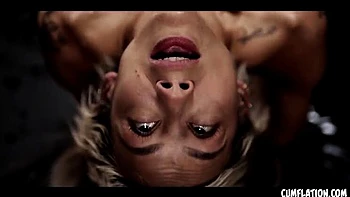 Emiri Momota wird von großem weißen Schwanz vollgespritzt