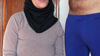 Французская бисексуальная пара куколдов умоляет о большом члене, минет и глотает