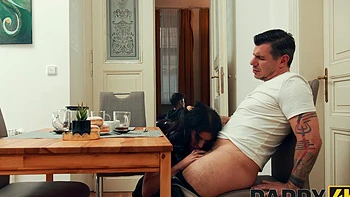 Jeune fille baisée par papa dans scène chaude vieux-jeune