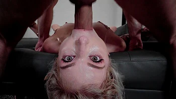 Cara obriga loira de biquíni a levar foda bruta no cu