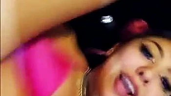 Chica amateur chupando la polla