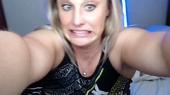 Dicke Titten Cowgirl reitet hart