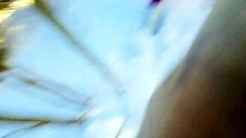 Азиатская красотка трахается сзади на улице в снегу