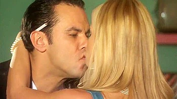 Блондинка лижет киску и трахнута сзади