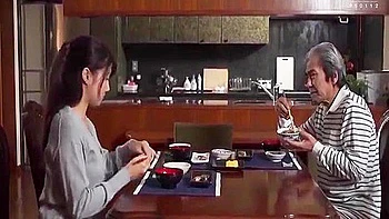 Unschuldige japanische Frau vom Stiefvater gefickt