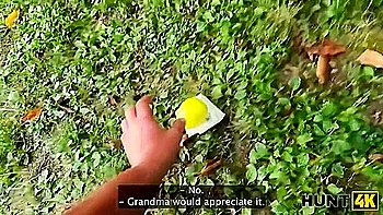 Adolescente tcheca de Steve Q chupa e é fodida ao ar livre