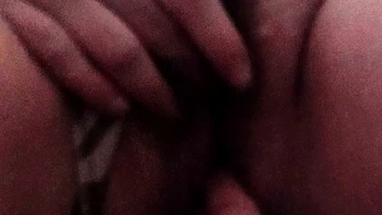 Estranho fode minha buceta peluda e molhada com os dedos e filma