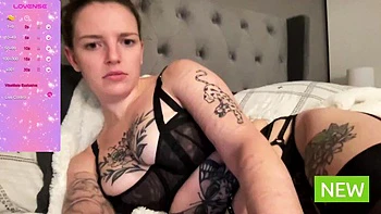 Jessielou 19: Große Titten, brünette Babe solo am Spielen